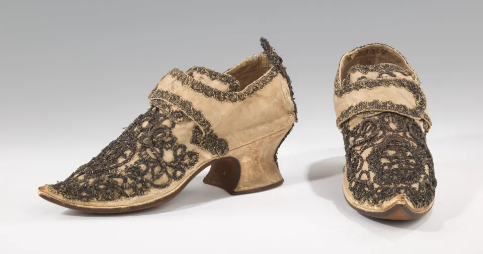 Пара шёлковых башмаков на каблуке, расшитых металлической нитью
