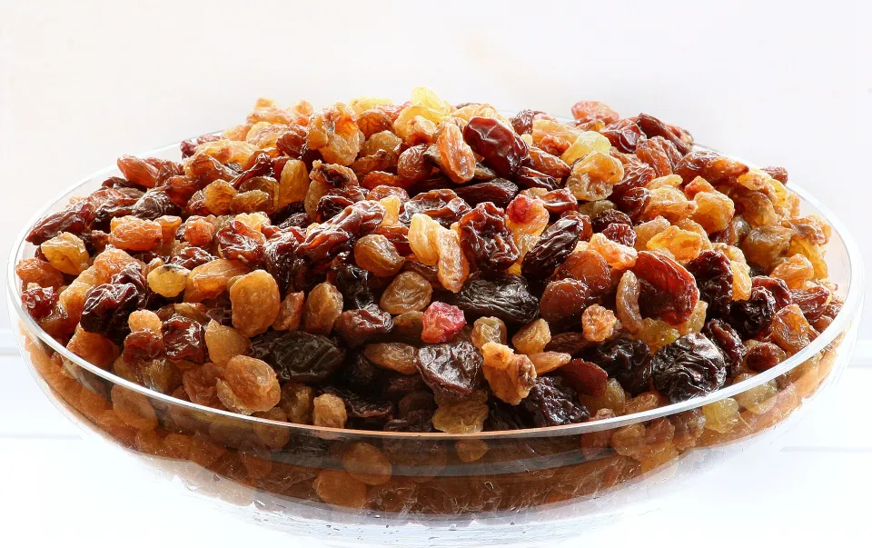 Стеклянная миска с тёмным и светлым изюмом