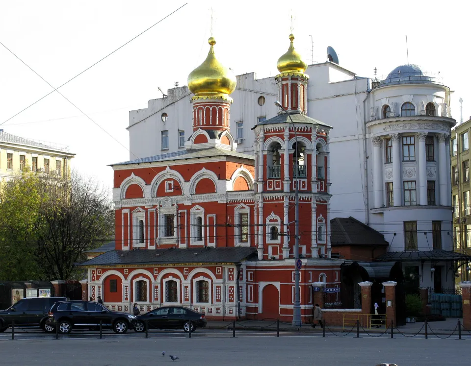 Красно-белая церковь с золотыми главками на московской улице