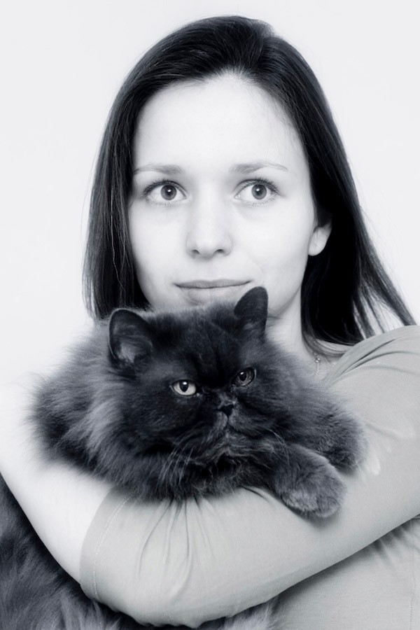 Девушка с чёрным котом