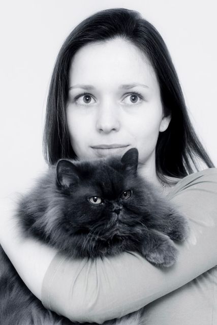 Девушка с чёрным котом