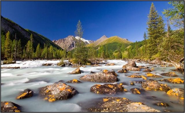 Горная река с камнями