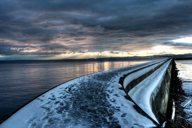 Извилистая дорога у моря зимой
