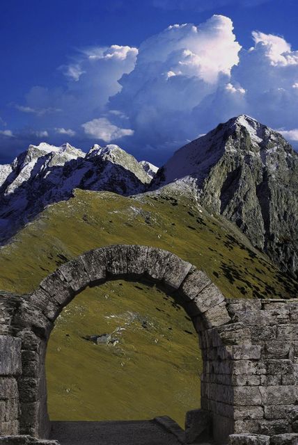 Каменная арка в горах