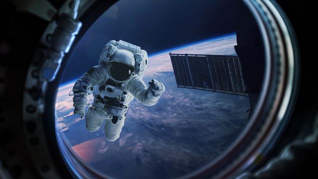 Космонавт на орбите