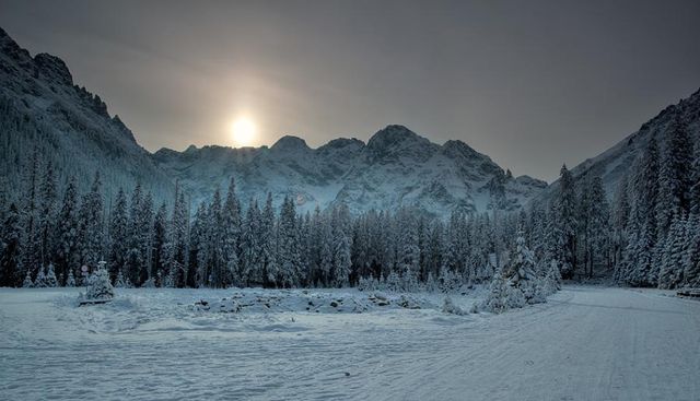 Луна над снежными горами
