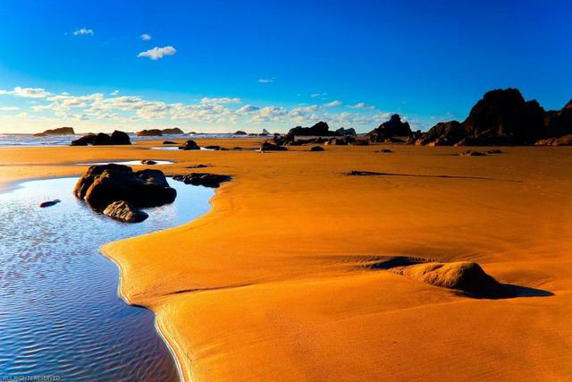 Пустынные скалы у воды