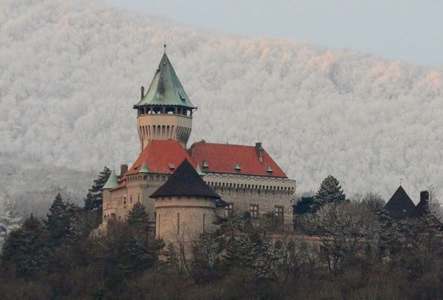 Замок с красной крышей в тумане