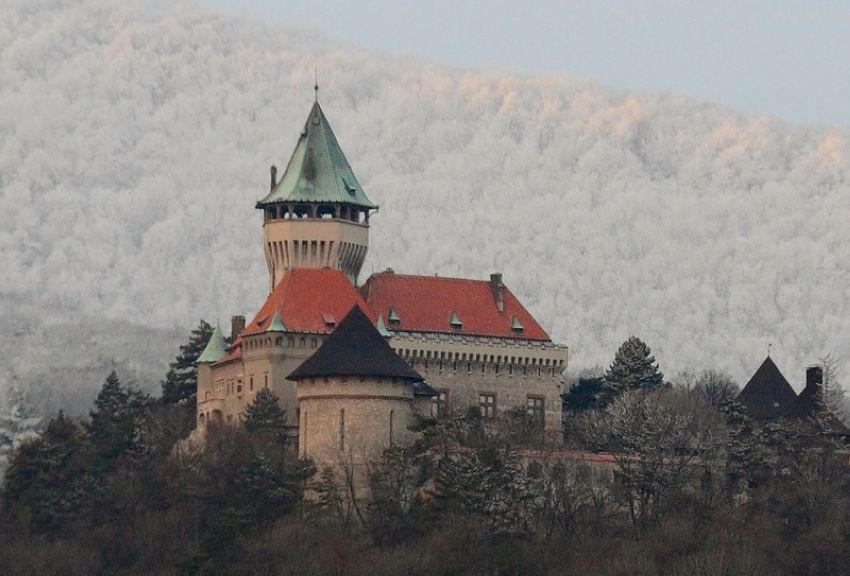Замок с красной крышей в тумане